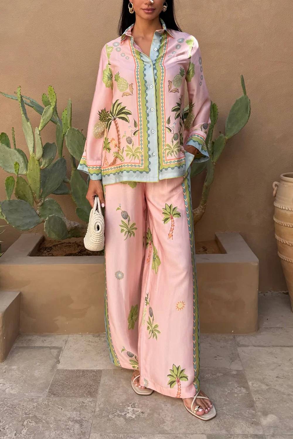 Completo due pezzi tropicale con camicia con revers e pantaloni a gamba larga