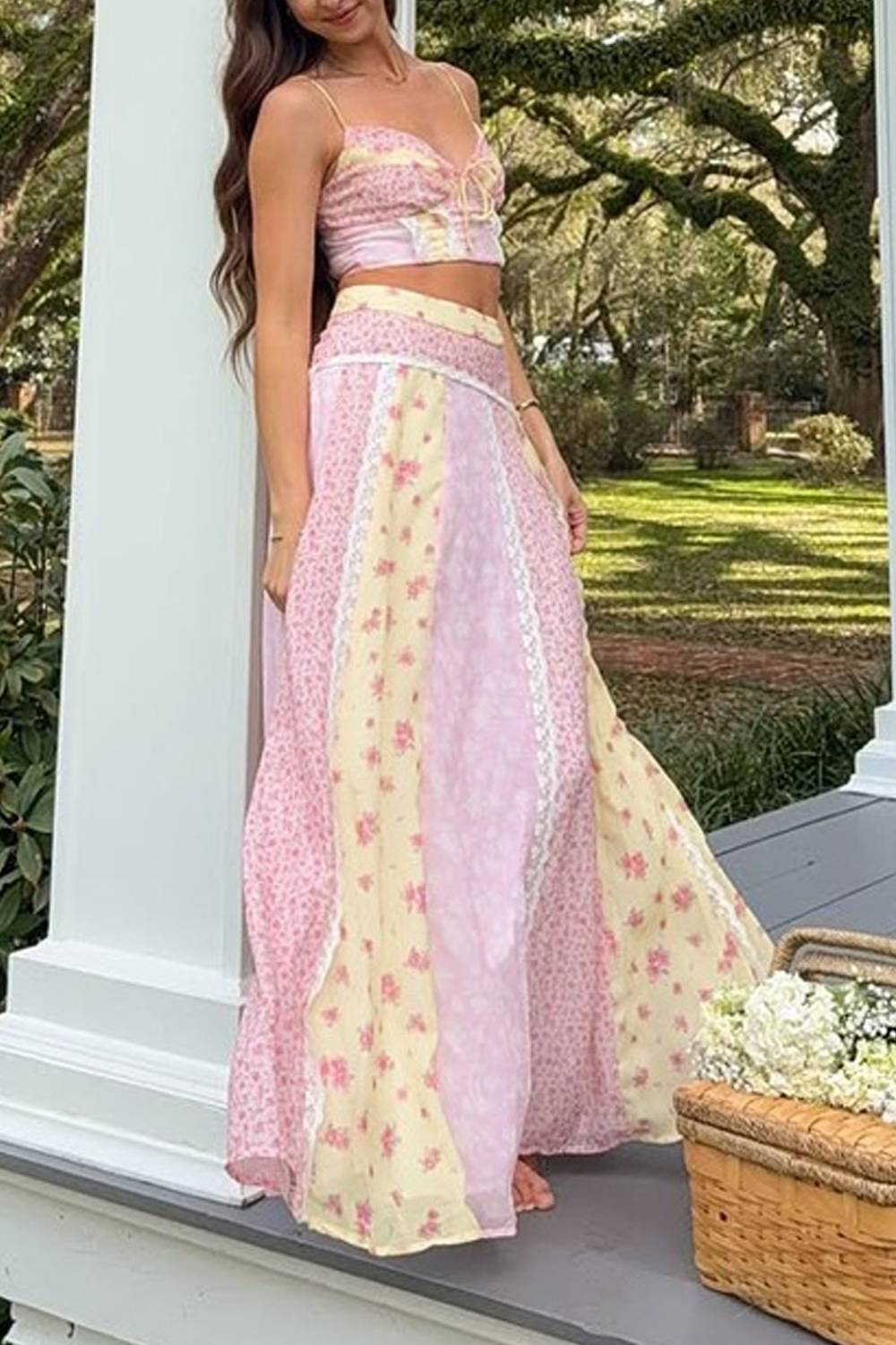 Conjunto vacacional de top de tirantes y falda con estampado floral, encaje y estilo campestre