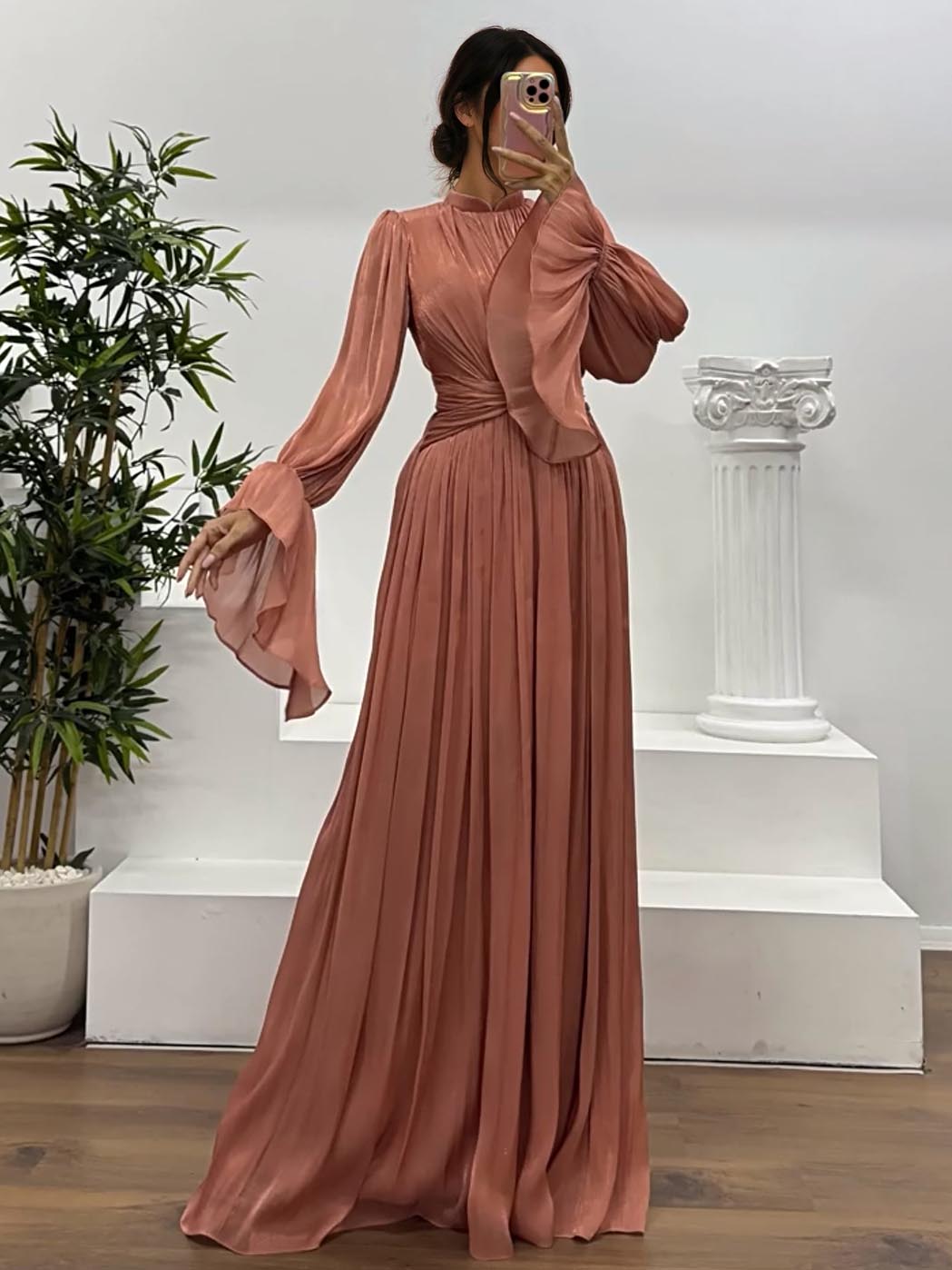 Vestido largo elegante, fluido y plisado, de manga larga