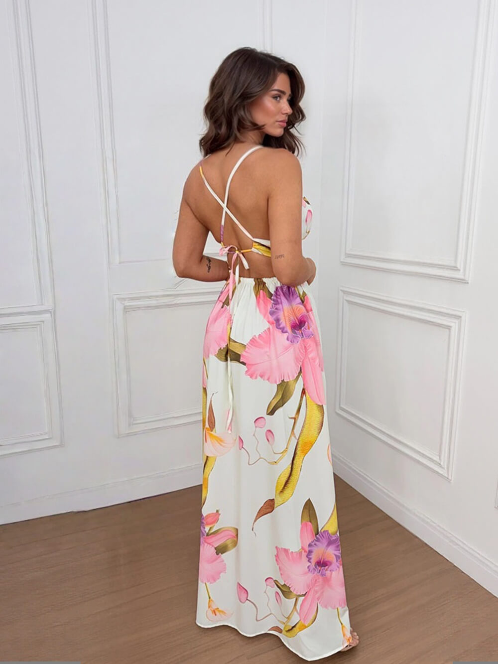 Vestido largo de fiesta bohemio blanco, estampado, con espalda descubierta y abertura