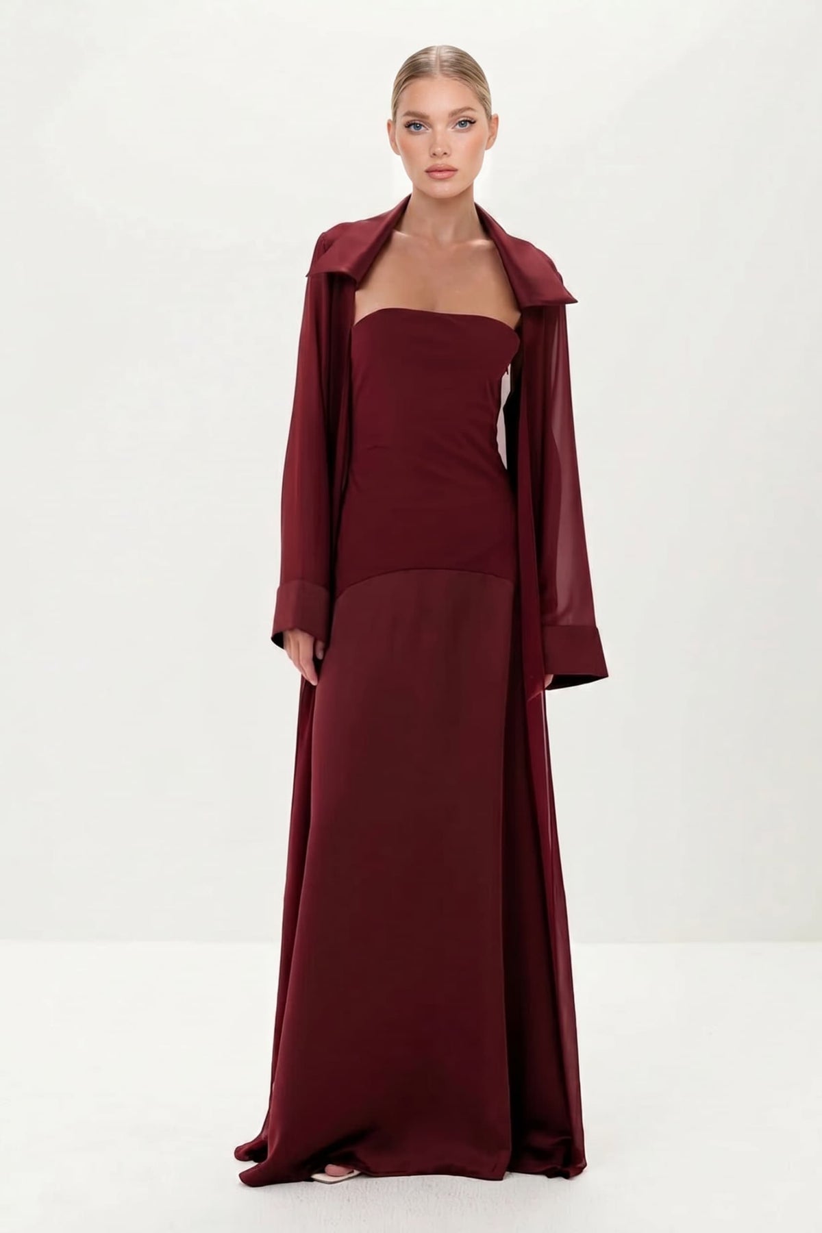 Conjunto elegante de duas peças com vestido comprido de cetim e sobreposição comprida de chiffon transparente