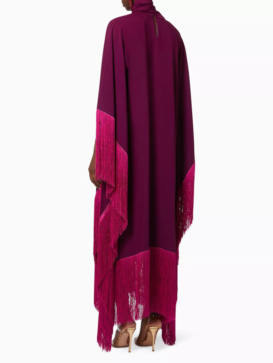 Elegante abito lungo asimmetrico a collo alto con finiture di frange