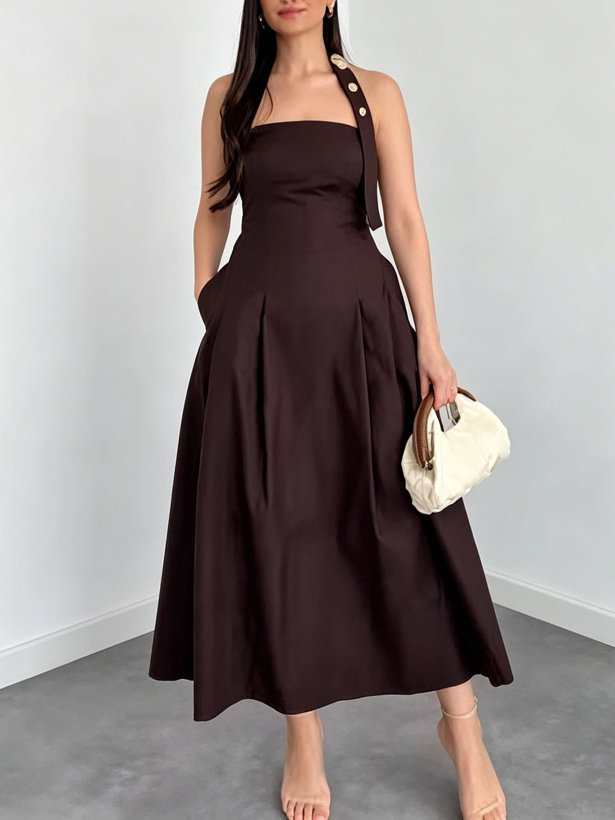 Elegante abito midi a trapezio con collo all’americana e bottoni sul davanti