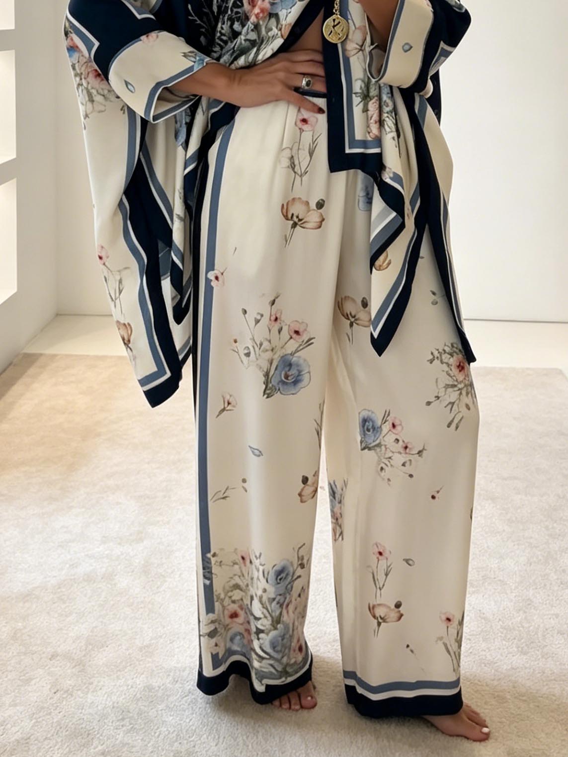 Raffinata camicia aperta sul davanti, ampia, in raso stampato e con maniche a pipistrello