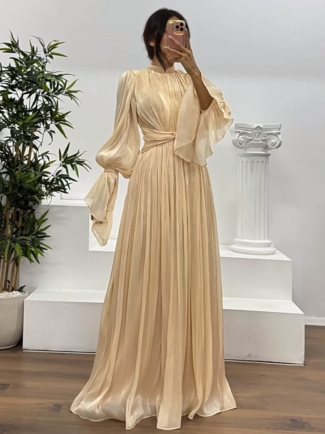 Vestido largo elegante, fluido y plisado, de manga larga
