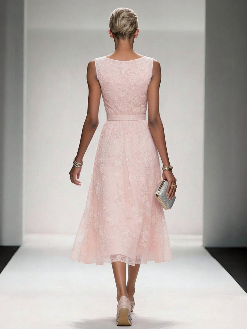 Abito midi elegante con scollo a V, ricami in pizzo e laccetto sul davanti