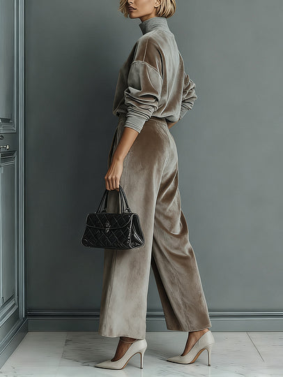Ensemble élégant deux pièces avec haut en velours à col montant et pantalon plissé à jambes larges