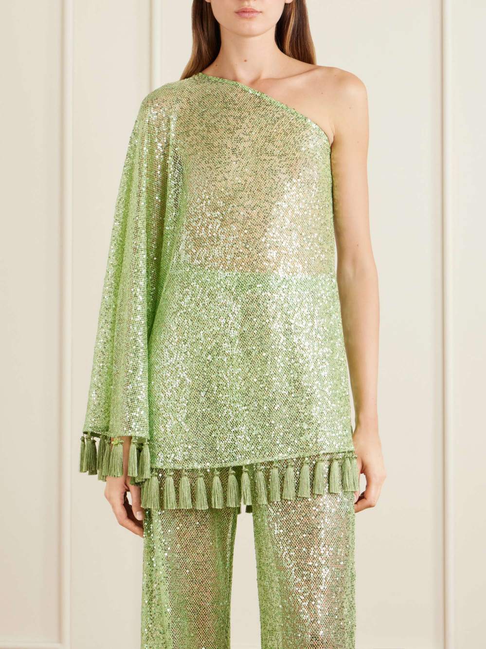Elegantes zweiteiliges Set aus asymmetrischem Pailletten-Quastentop und ausgestellter Hose
