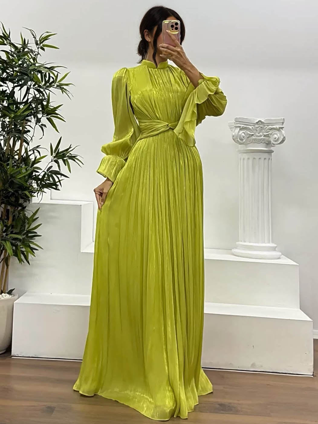 Vestido largo elegante, fluido y plisado, de manga larga