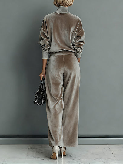 Ensemble élégant deux pièces avec haut en velours à col montant et pantalon plissé à jambes larges