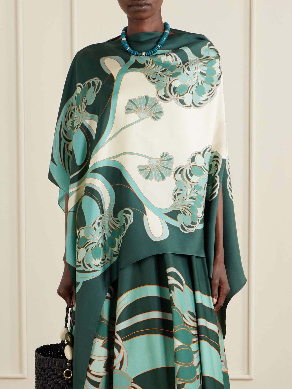 Conjunto único de dos piezas con top asimétrico de satén y estampado floral