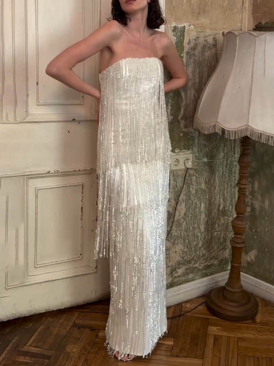 Vestido comprido cai-cai com lantejoulas, camadas e franjas