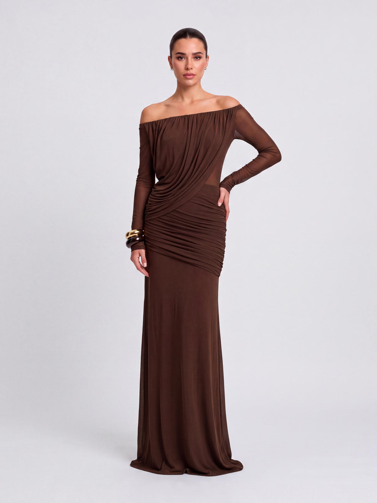 Vestido largo de corte sirena, drapeado, con hombros descubiertos y mangas largas