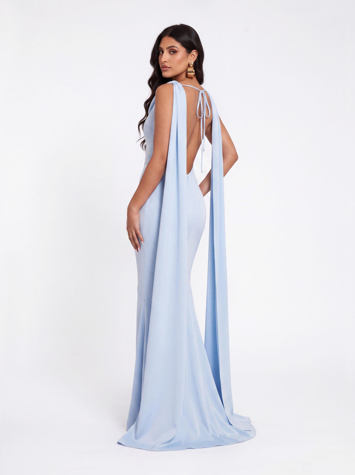 Vestido de gala comprido, com gola Dick, alças de ombro descobertas e corte sereia