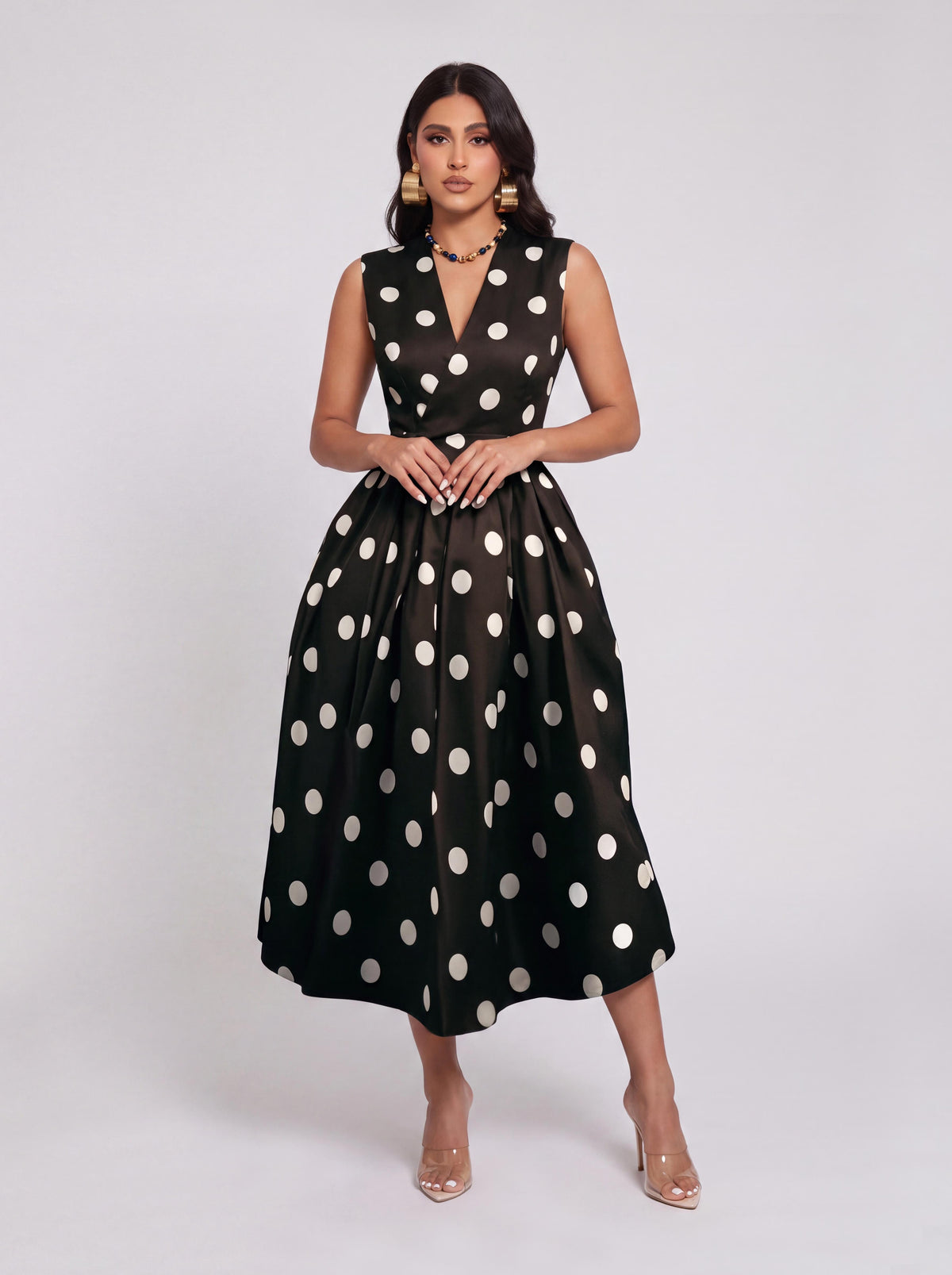 Vestido vintage de comprimento médio, com estampado de bolinhas, sem mangas, decote em V, cintura justa e saia rodada