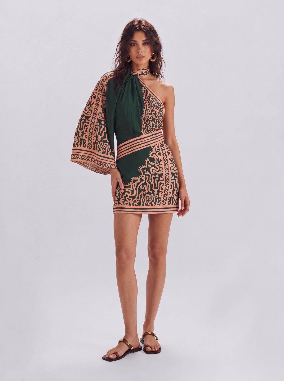 Vestido corto ajustado vintage con estampado étnico en el cuello y una manga acampanada