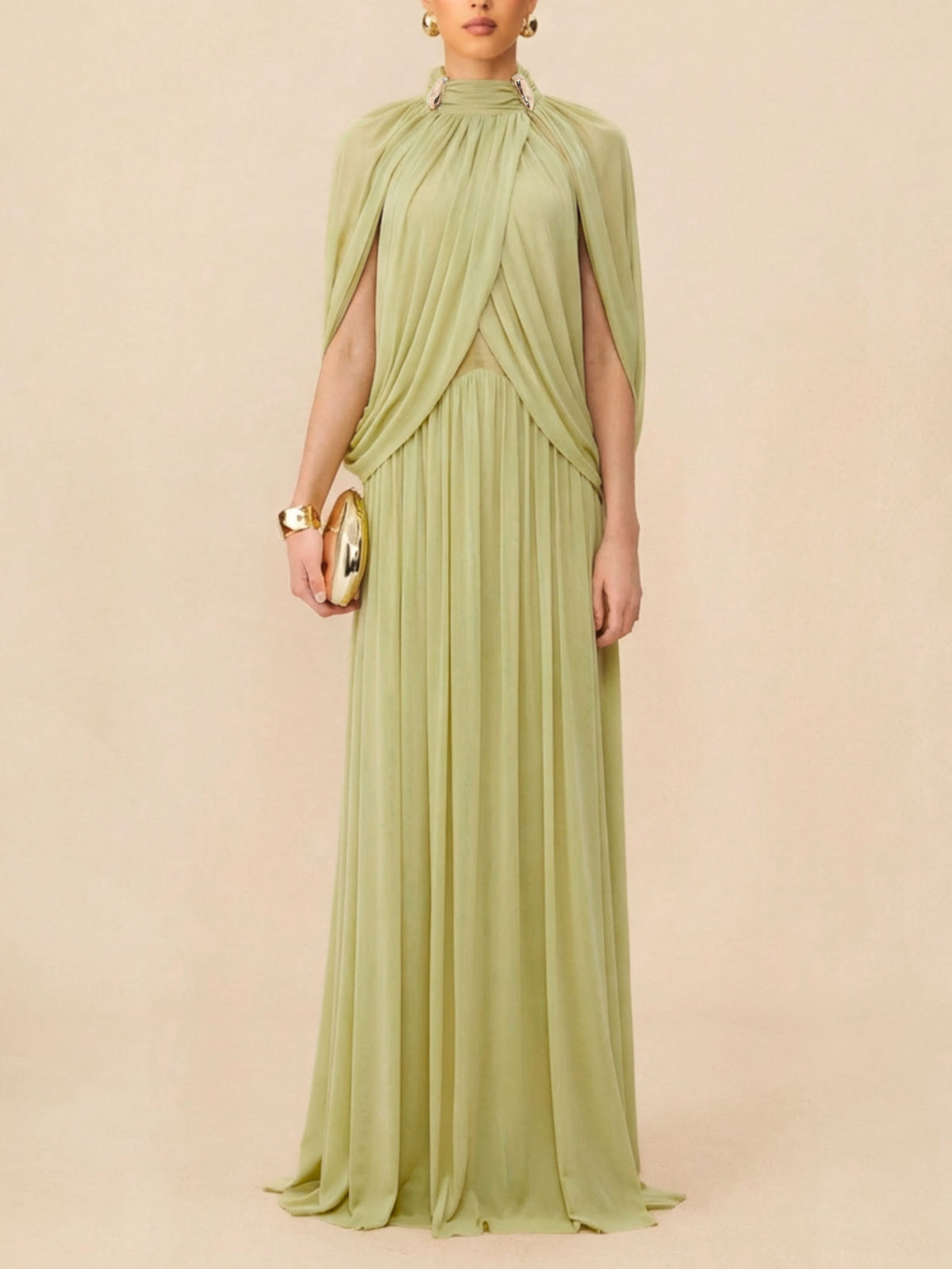 Vestido largo formal plisado con cuello alto y capa