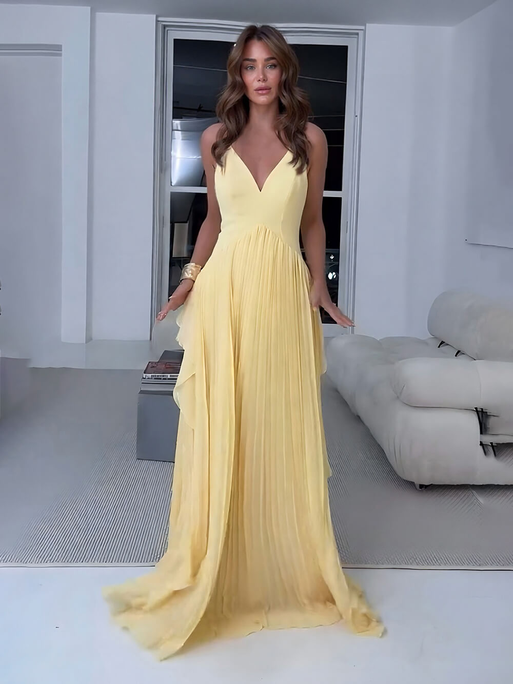 Delicado vestido largo de fiesta amarillo, con capas, paneles y frunces