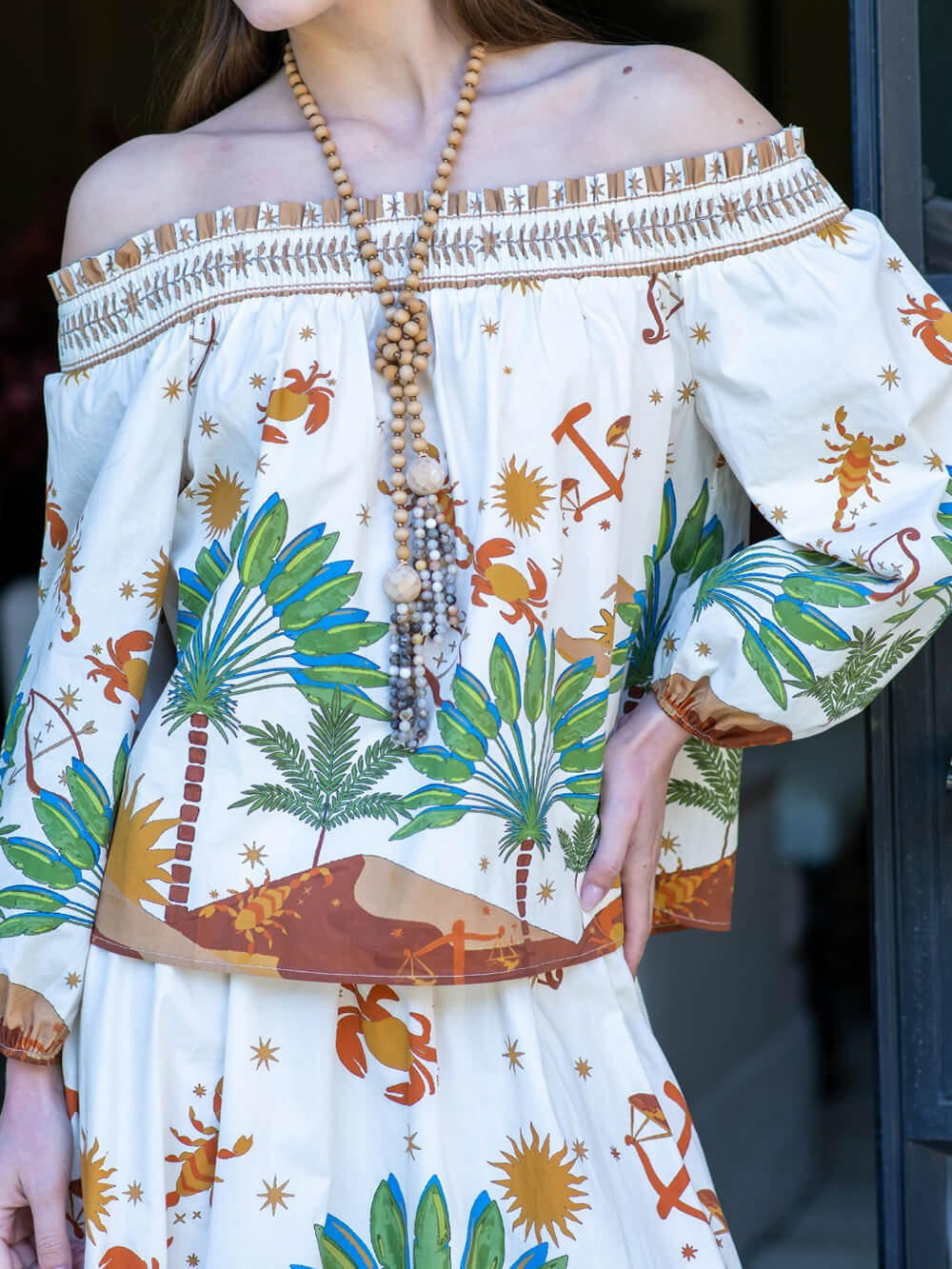 Set moderno e originale con camicia a spalle scoperte in raso stampato e gonna con vita elasticizzata
