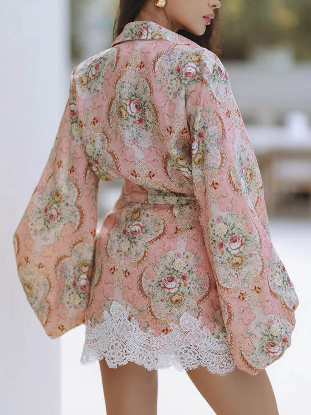 Completo elegante con camicia a stampa floreale e maniche a lanterna e minigonna a portafoglio in pizzo