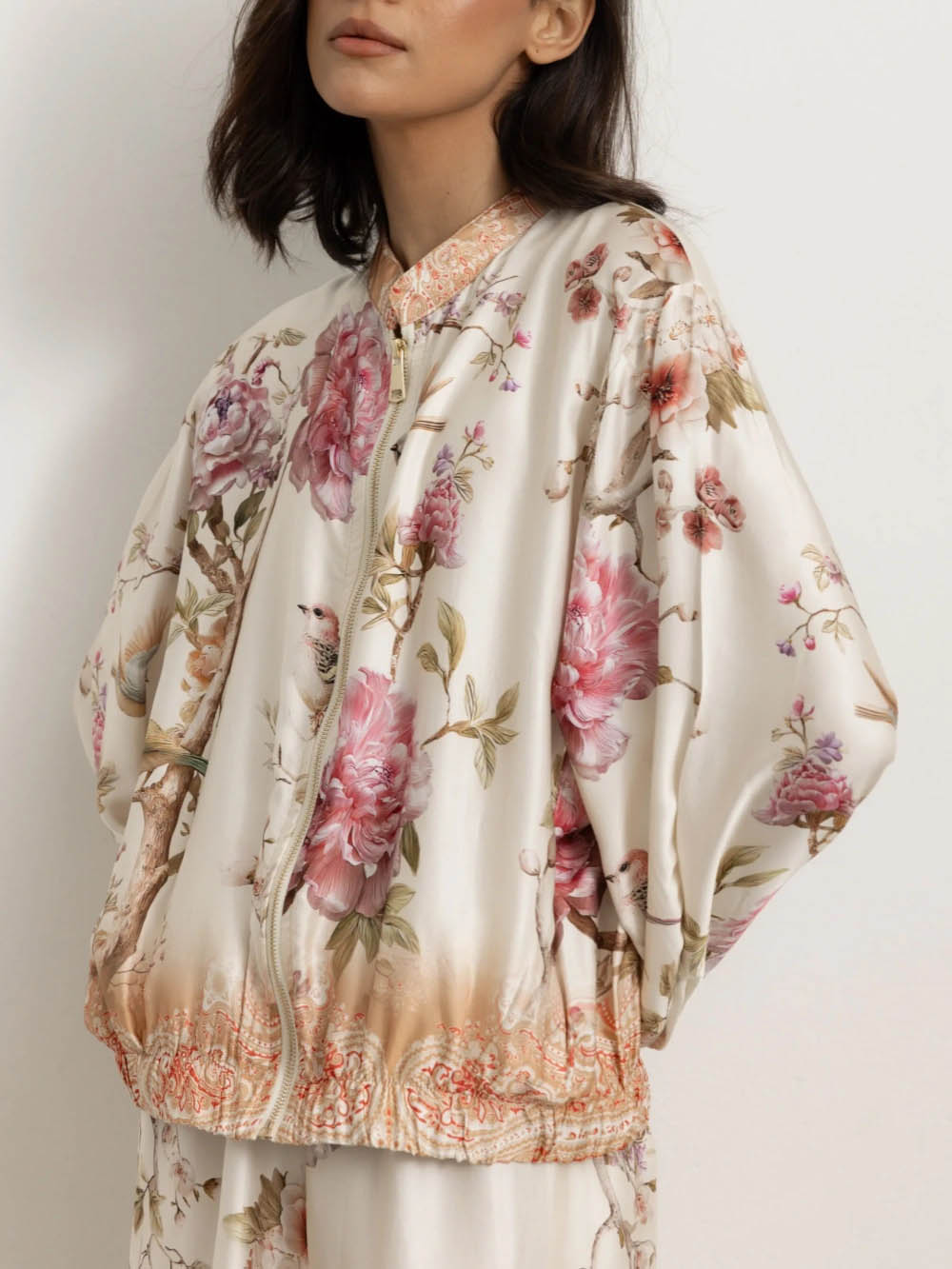 Elegante camicia con zip, maniche a lanterna e stampa floreale e di uccelli