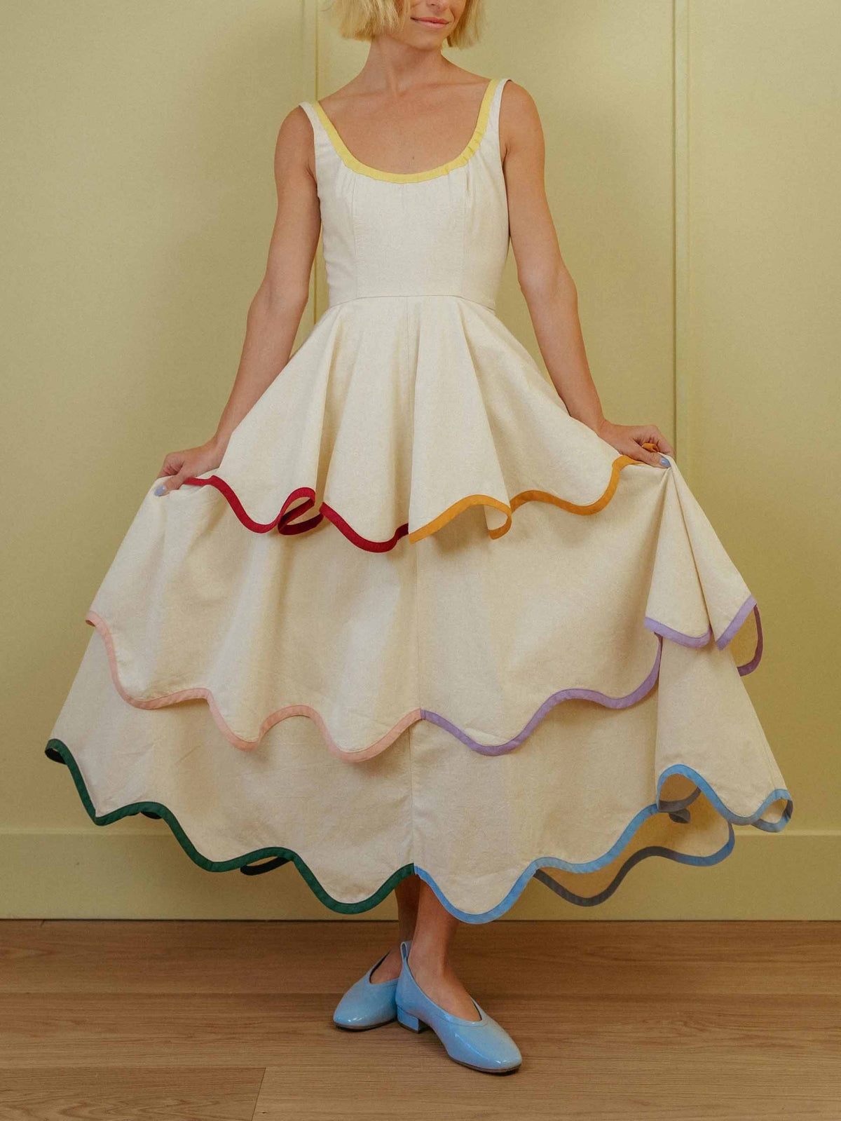 Elegante abito lungo fino ai piedi senza maniche, a balze con bordi a contrasto