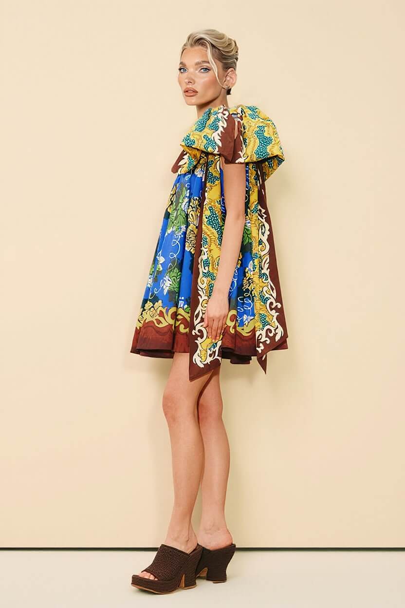 Robe courte délicate imprimée à nœud, asymétrique