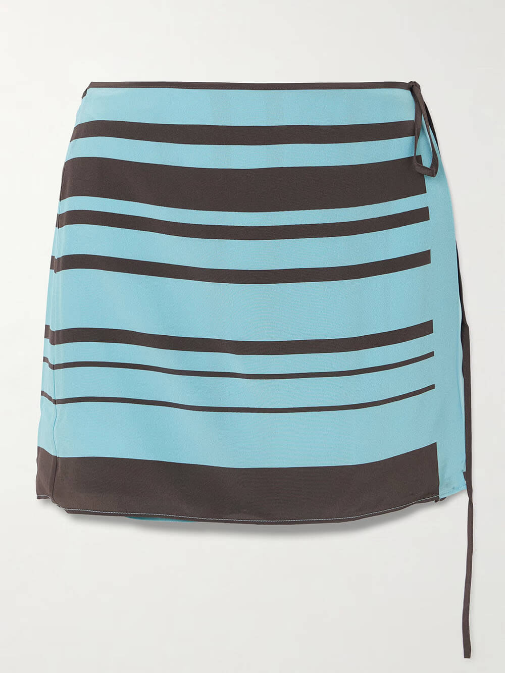 Ensemble tendance avec haut débardeur dos nu à rayures et mini-jupe portefeuille