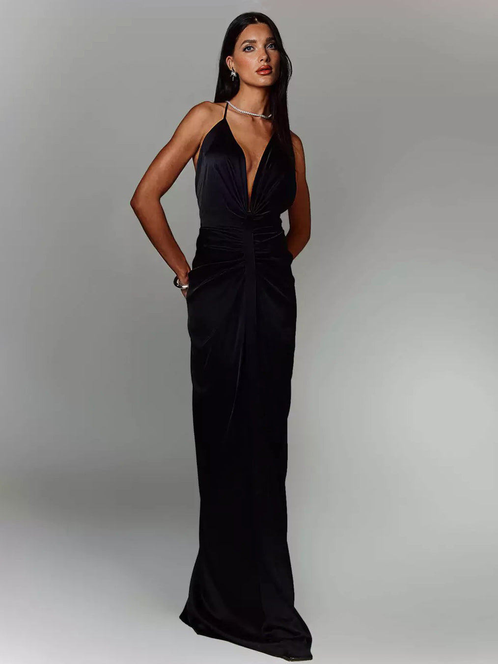 Elegantes Maxikleid im griechischen Stil mit Neckholder und tiefem V-Ausschnitt