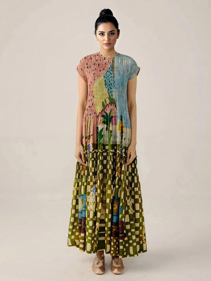 Vestido maxi vintage com pregas e padrão estampado