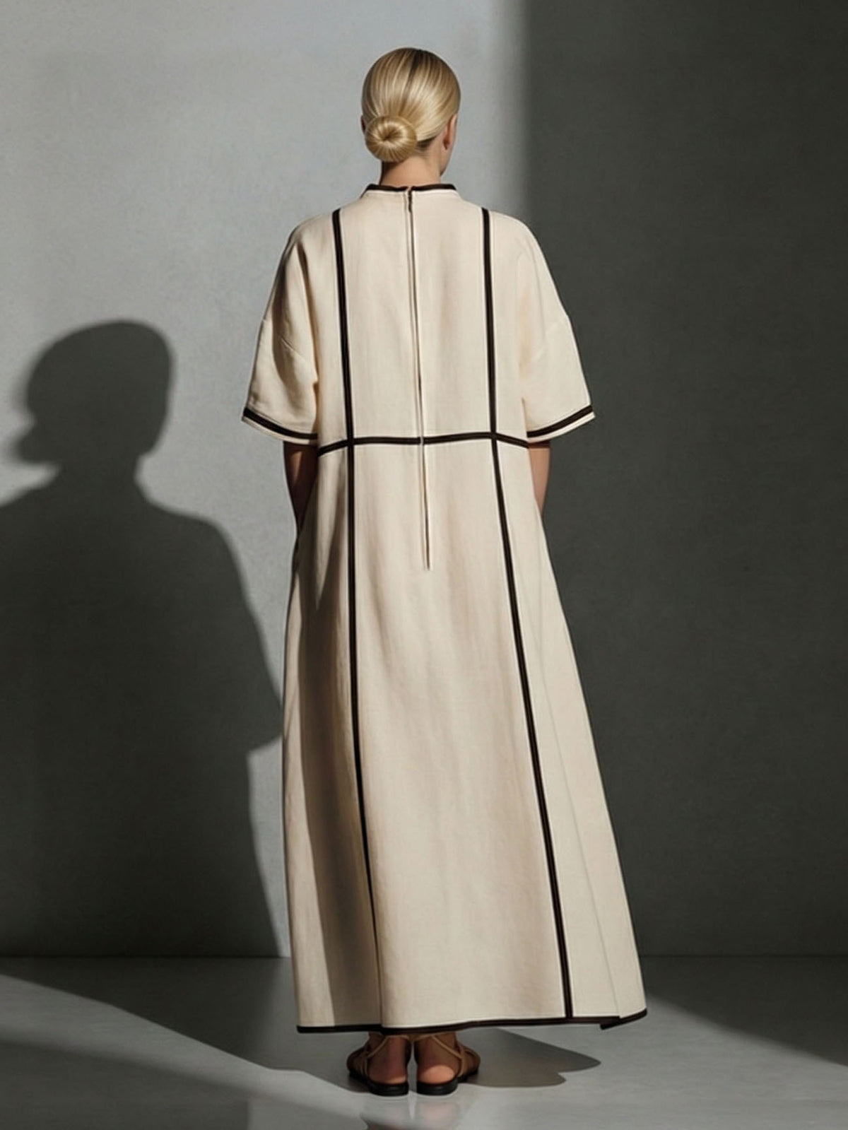Abito midi minimalista in lino beige con profili neri