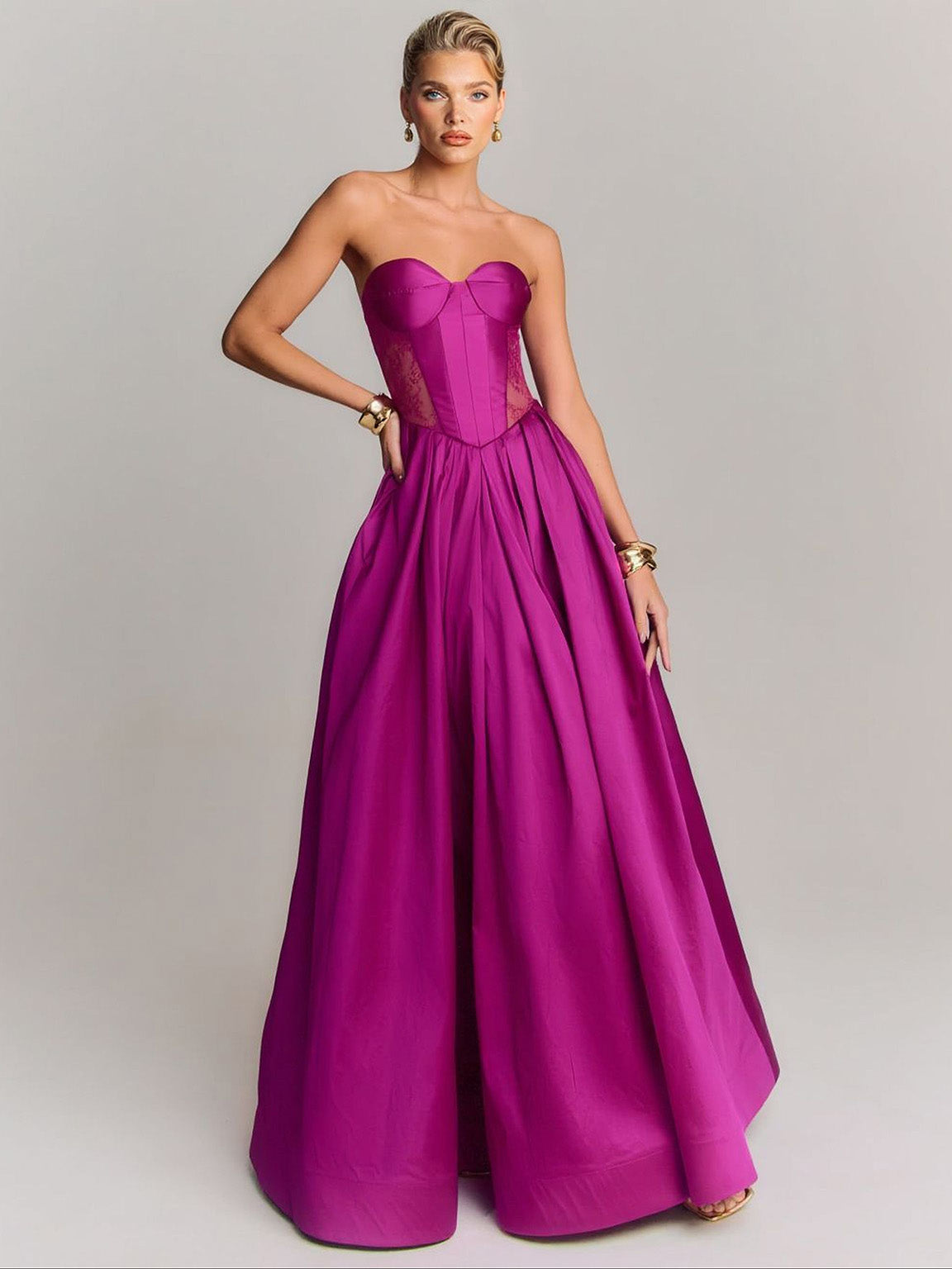 Elegantes trägerloses Maxikleid im Ballkleidstil mit Spitzeneinsätzen