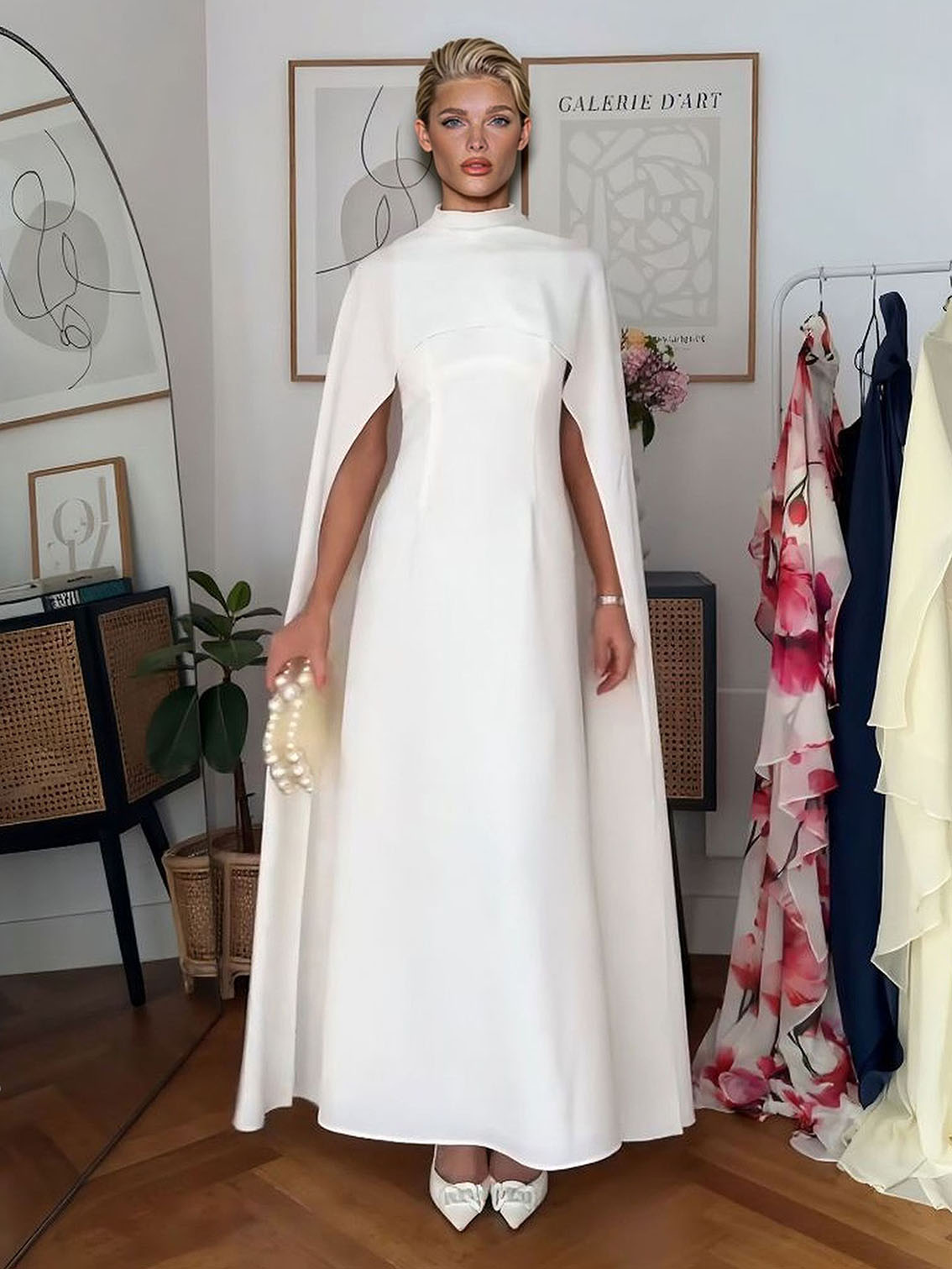 Elegante vestido largo con cuello alto y estilo capa