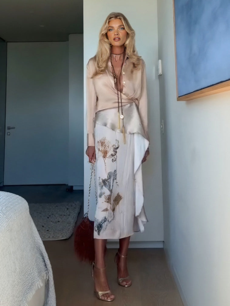 Elegantes Set aus geknoteter Bluse und bedrucktem Rock