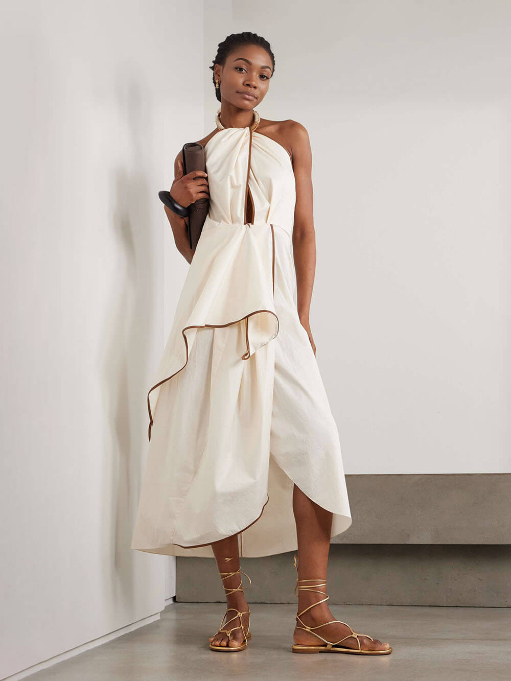 Einzigartiges Midikleid aus Leder mit asymmetrischem Schnitt und offenem Rücken