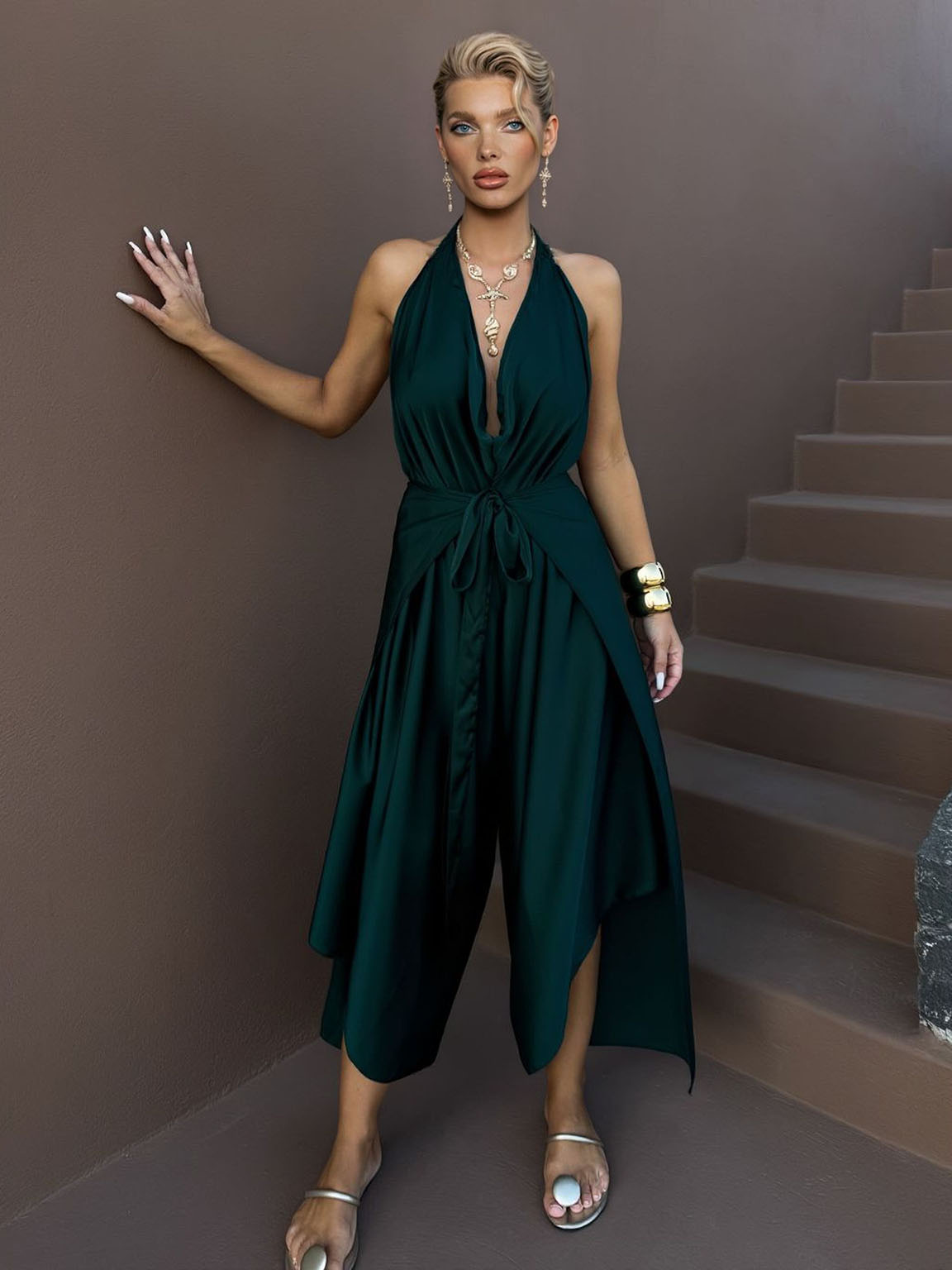 Eleganter Jumpsuit aus Satin mit asymmetrischem Saum, wandelbar tragbar
