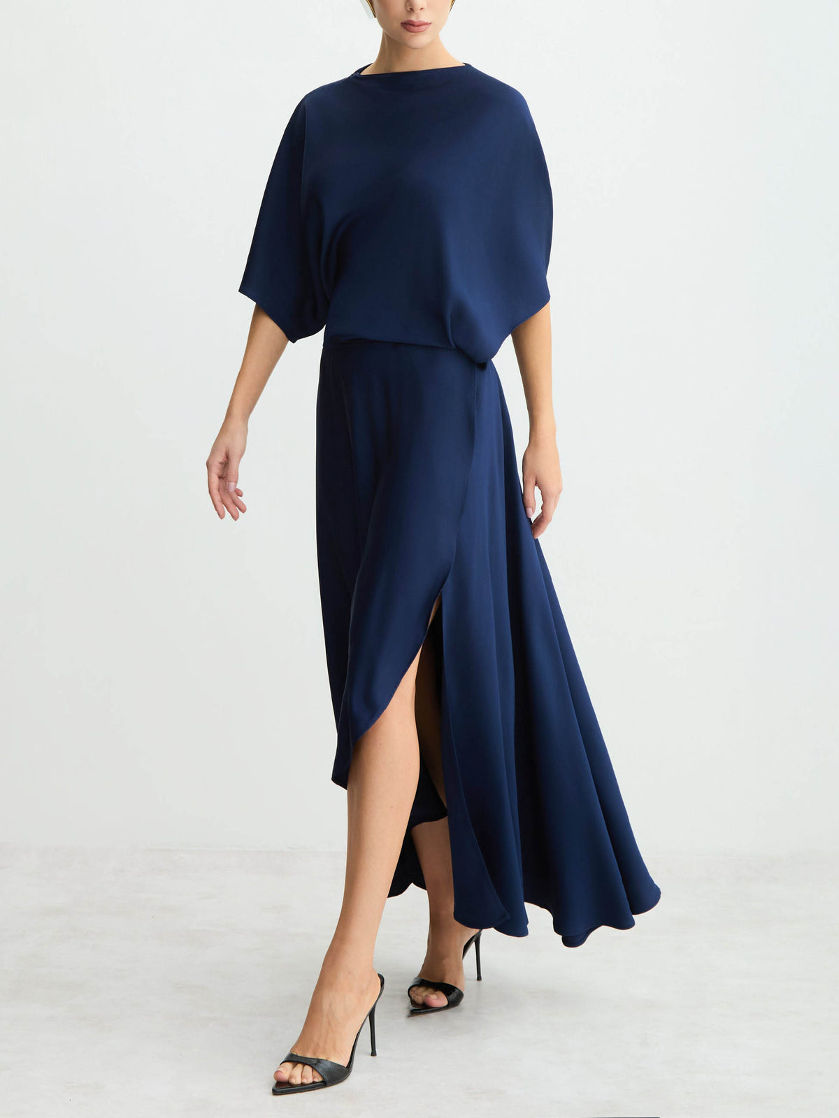 Elegantes fließendes Wickelkleid aus Satin in Midilänge