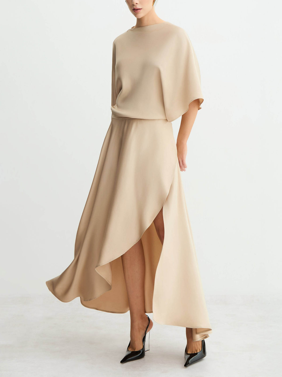 Elegantes fließendes Wickelkleid aus Satin in Midilänge