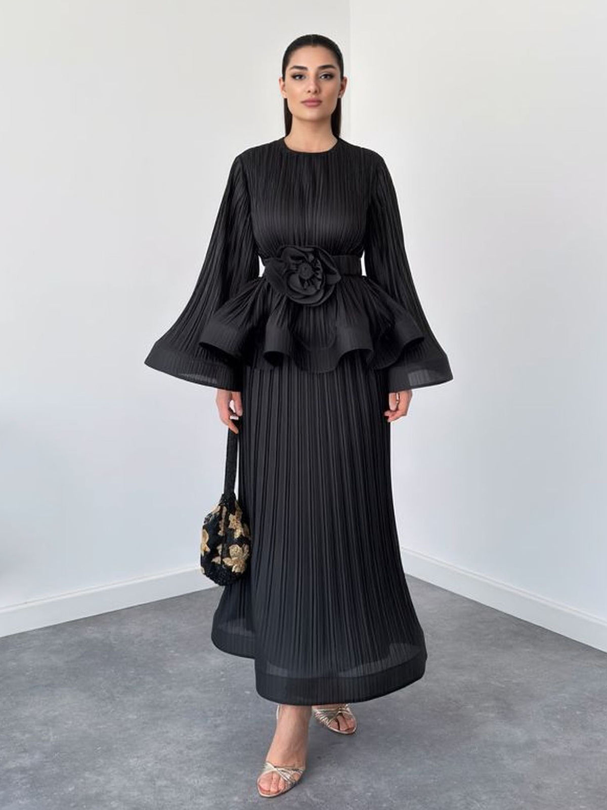 Elegantes zweiteiliges Set aus Top mit Plisseefalten und Glockenärmeln und Maxirock