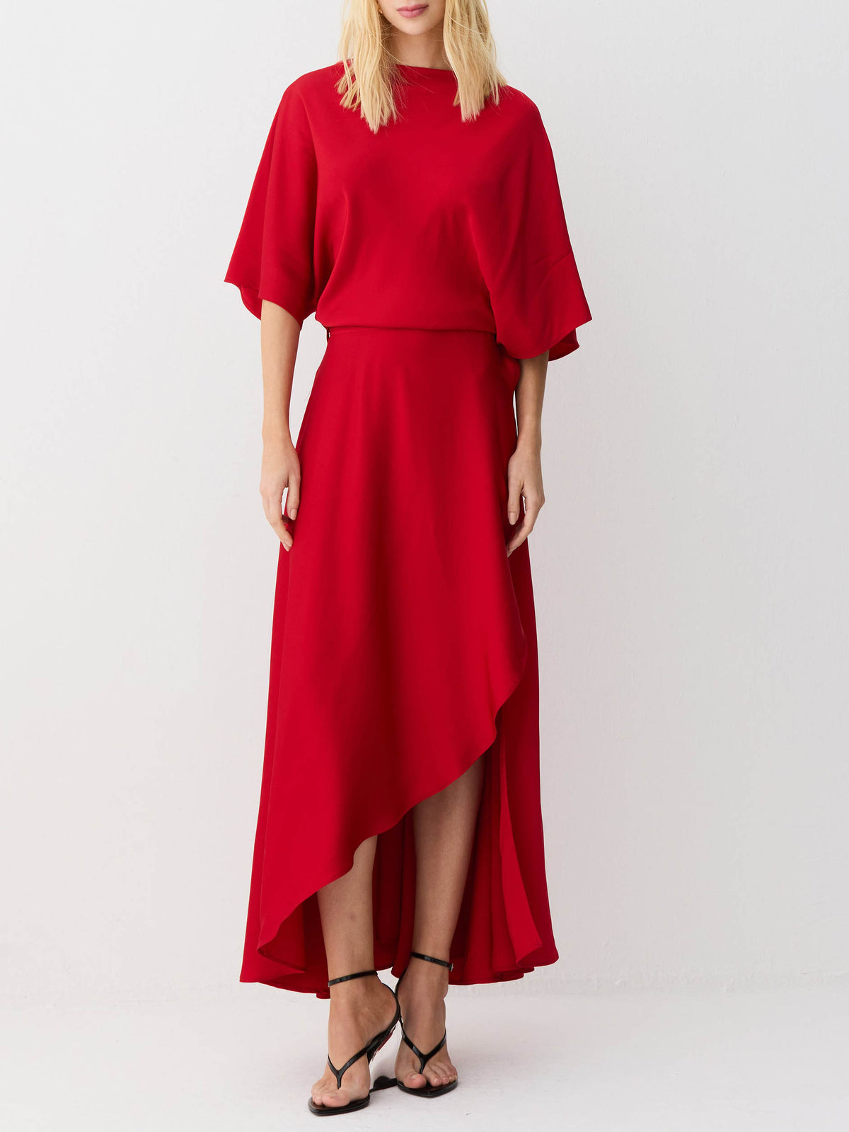 Elegantes fließendes Wickelkleid aus Satin in Midilänge