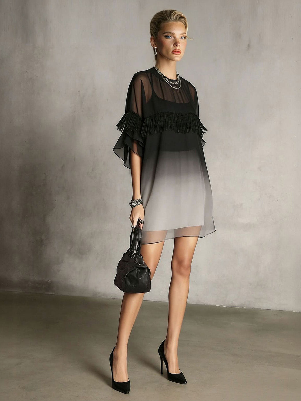 Vestido curto requintado em chiffon com degradé e acabamento de franjas
