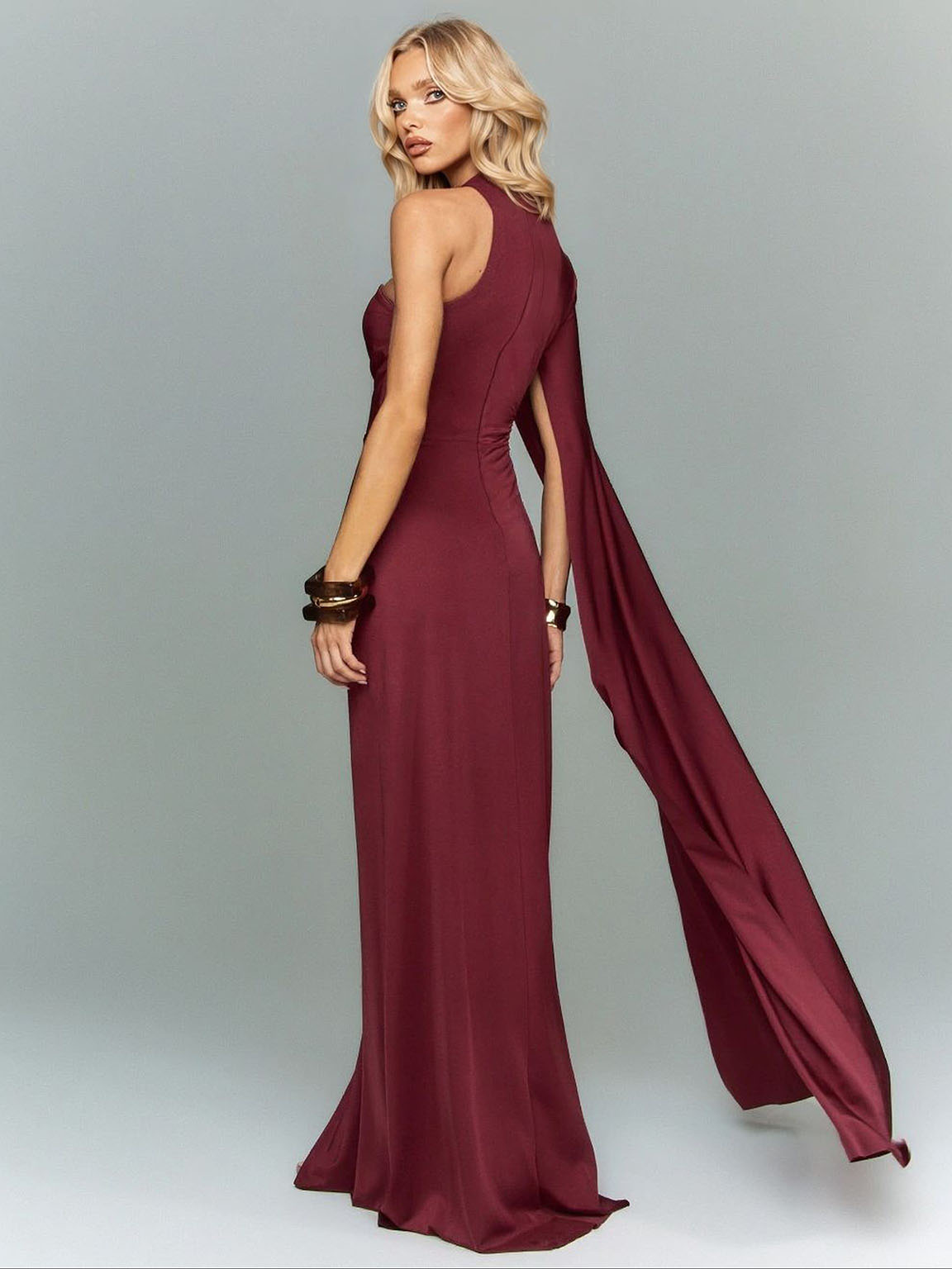 Abito lungo sexy monospalla con cut-out e spacco