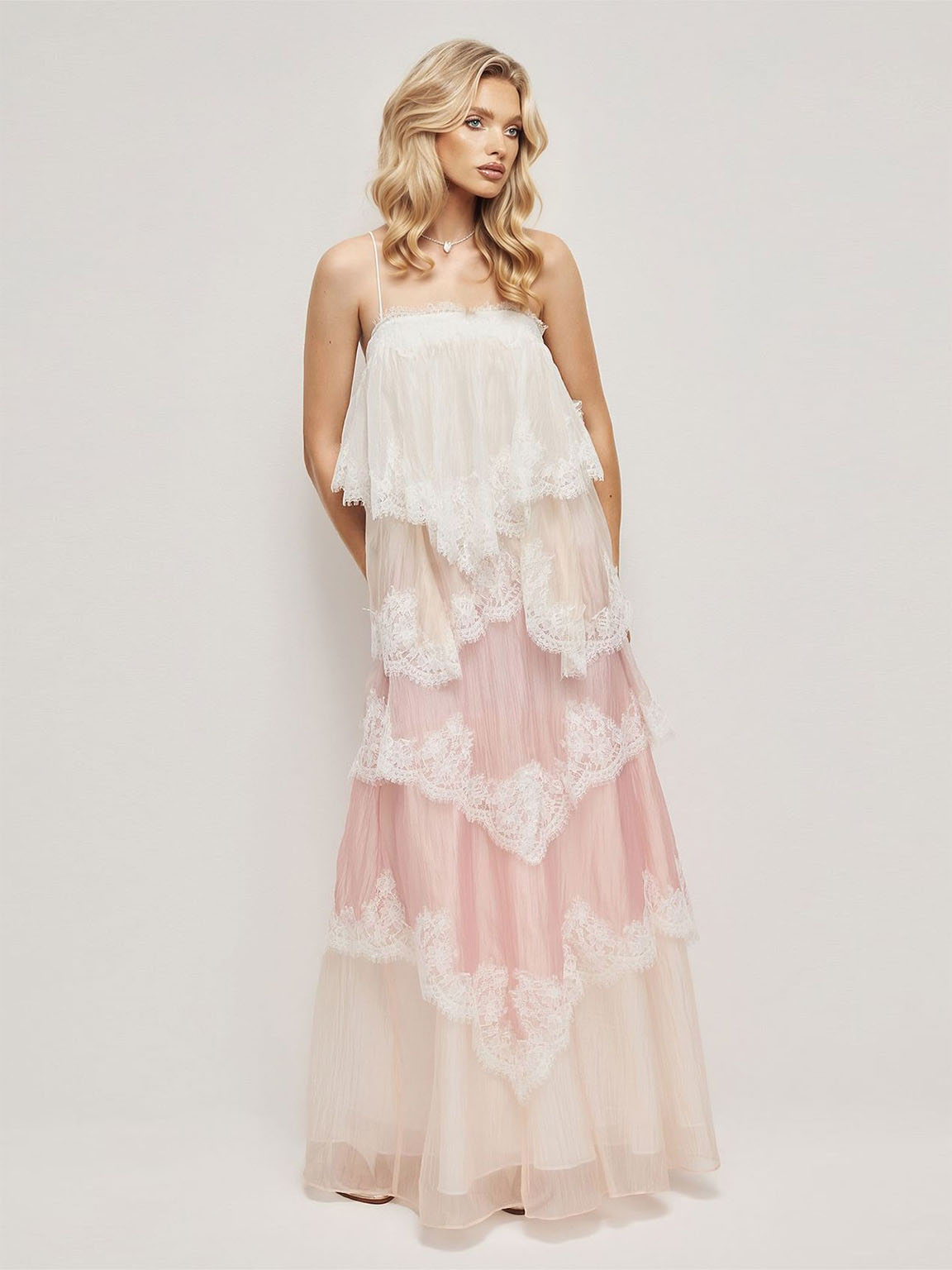 Vestido largo degradado con encaje en capas y tirantes finos