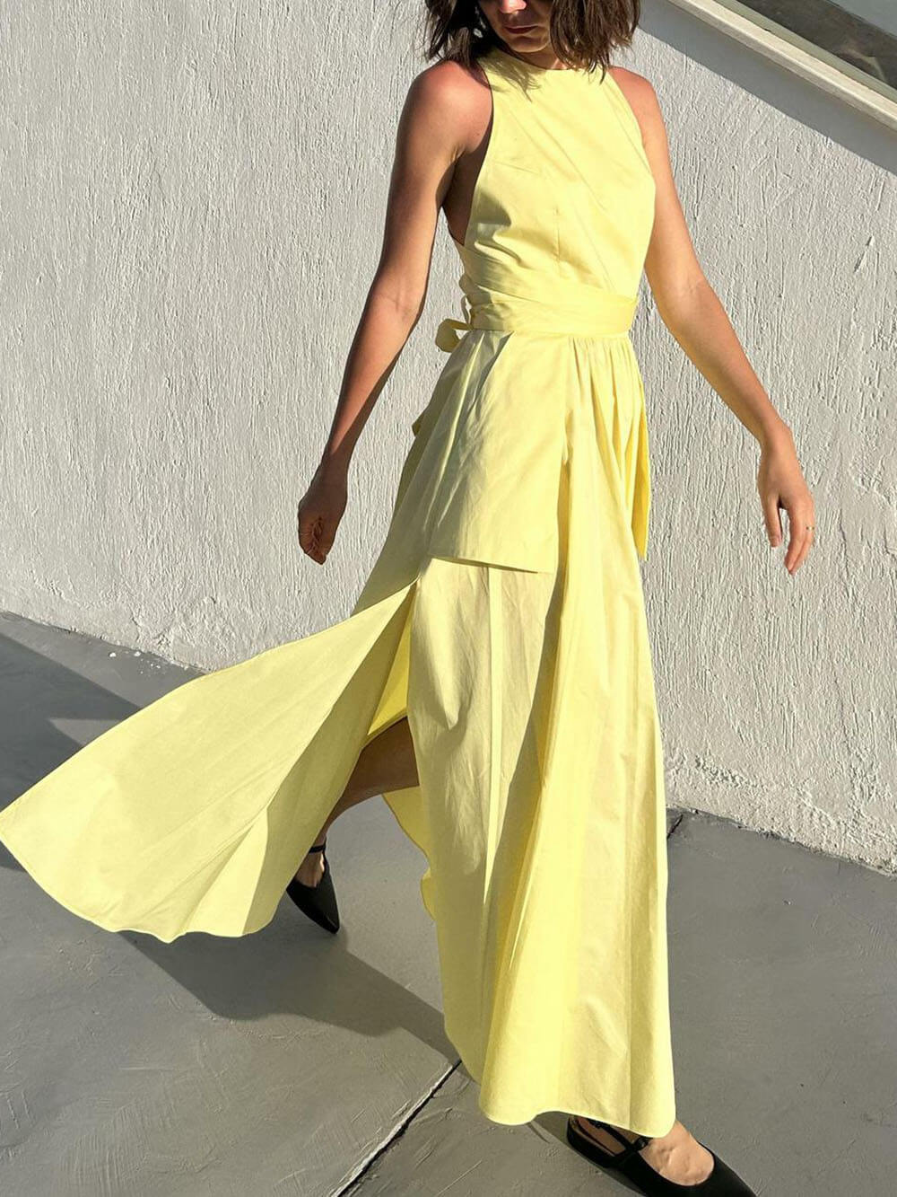 Vestido chaleco único con abertura lateral, cordones y bolsillos