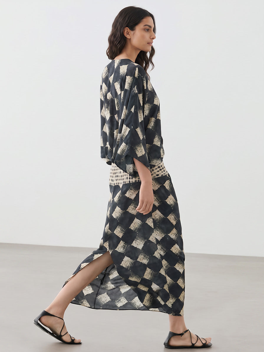 Abito lungo casual con stampa a quadri astratti e maniche a kimono