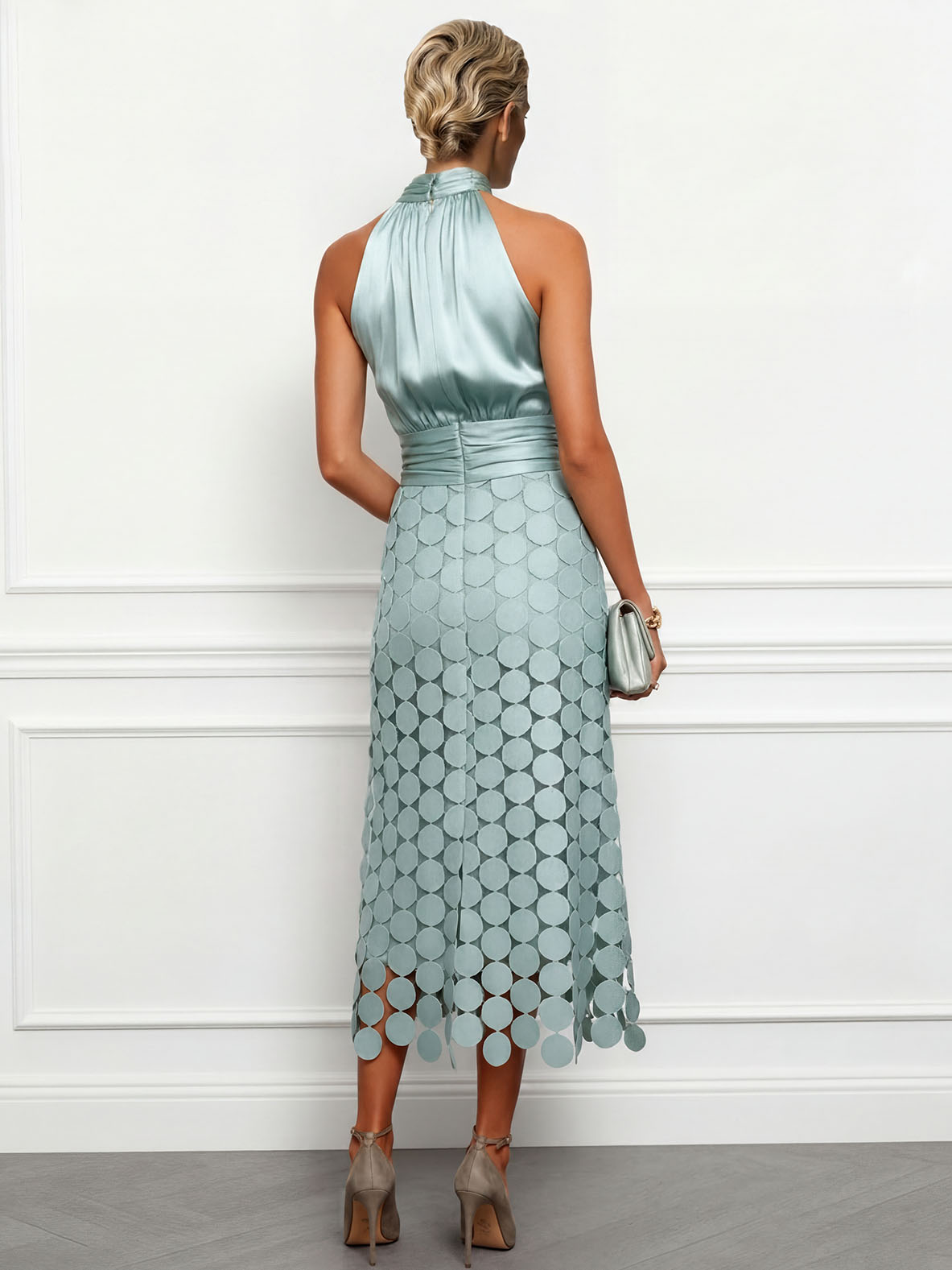Elegante abito midi con ricami circolari e aperture cut-out