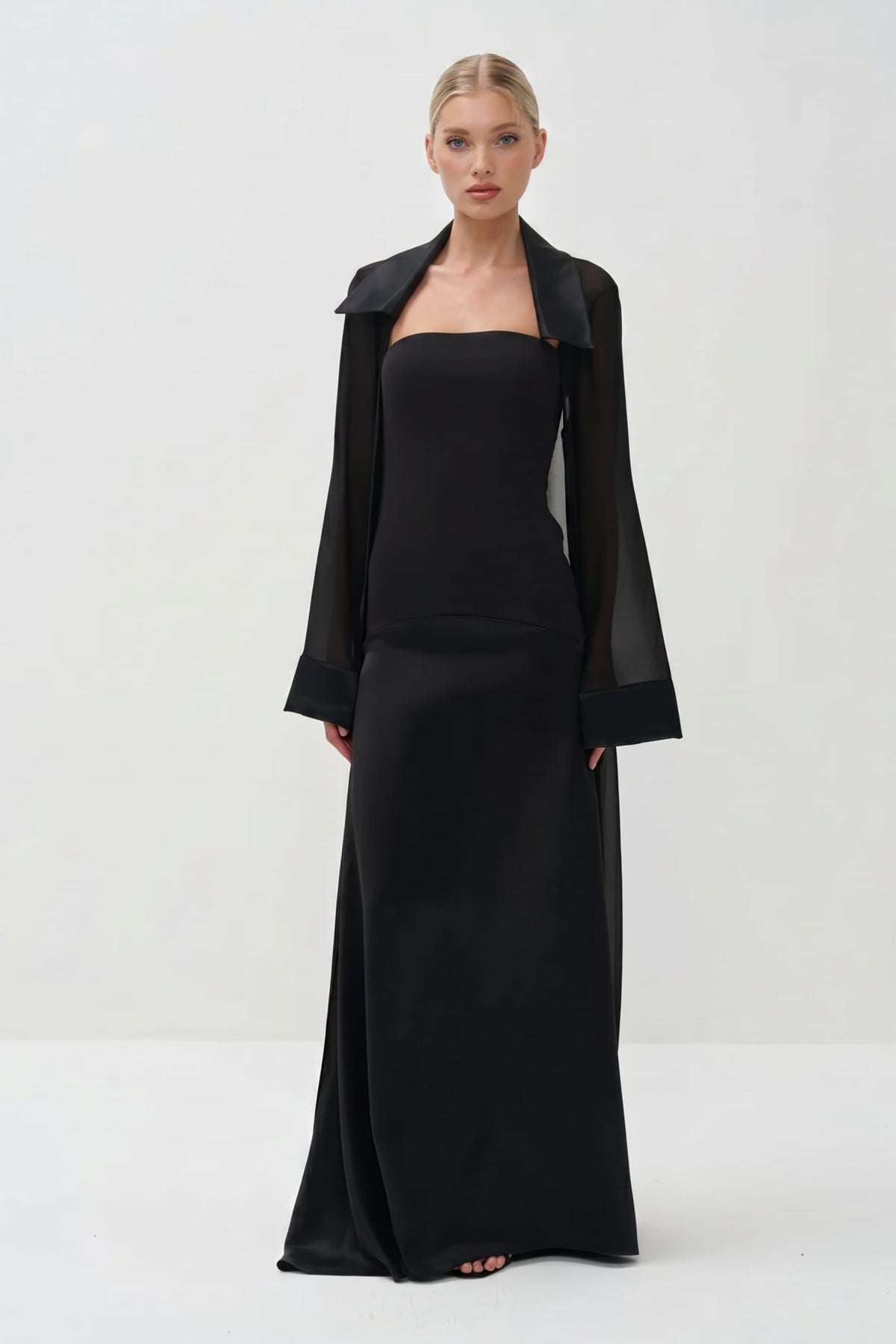 Conjunto elegante de duas peças com vestido comprido de cetim e sobreposição comprida de chiffon transparente