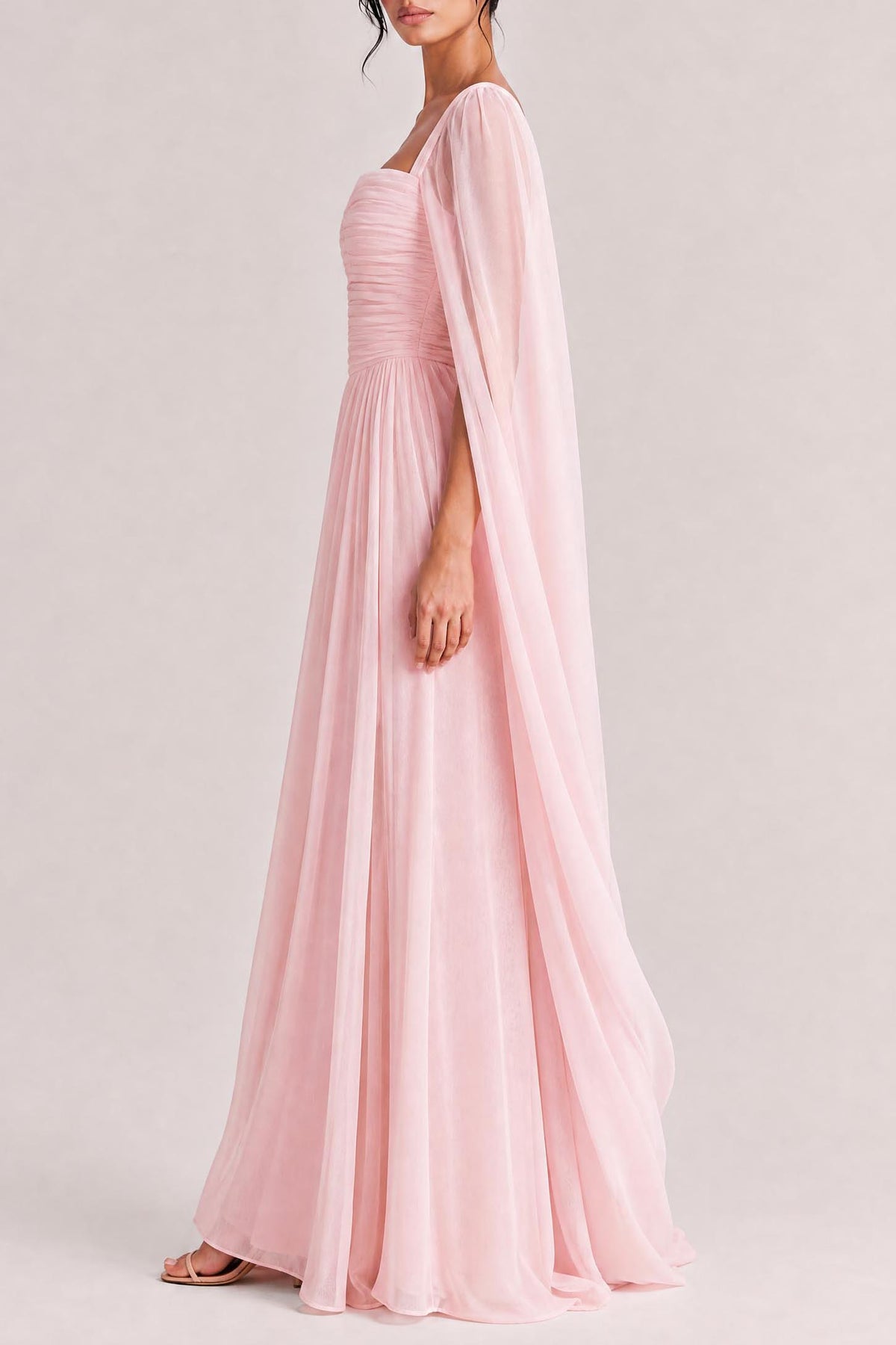 Robe longue élégante en mousseline plissée avec manches cape