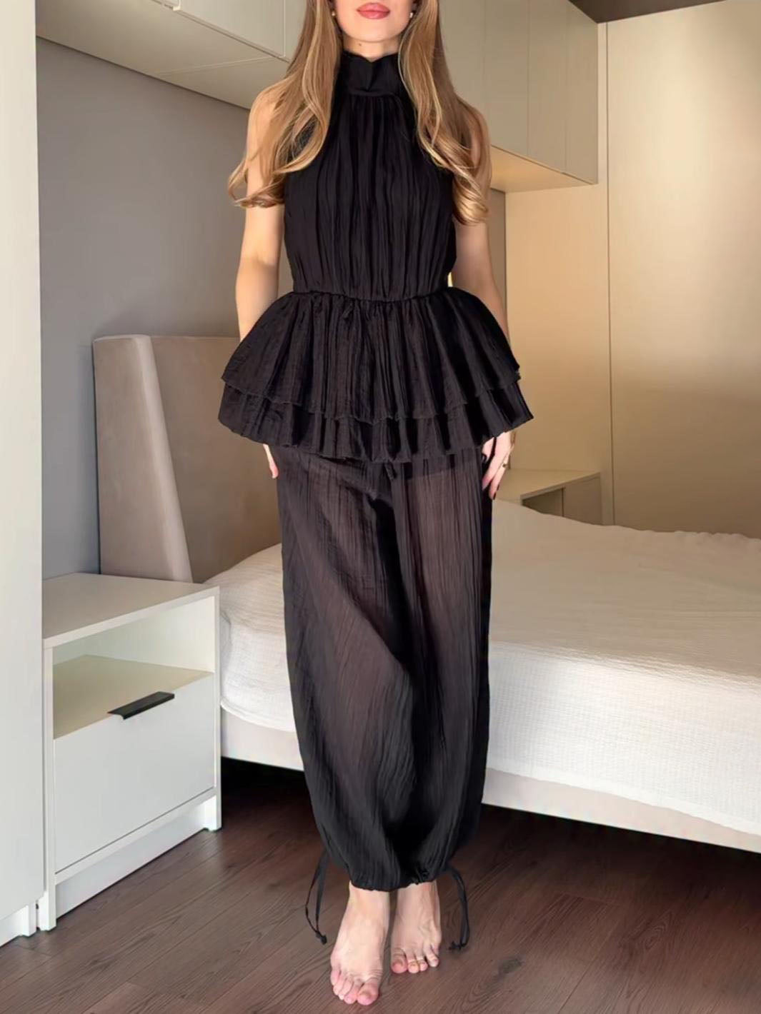Elegante completo a due pezzi con top con volant e schiena scoperta e pantaloni a gamba larga
