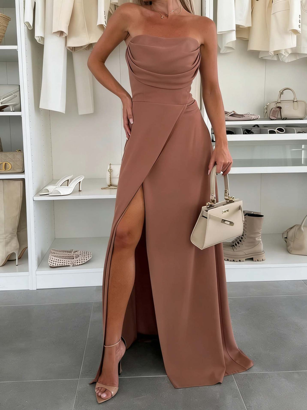 Elegante abito lungo senza spalline drappeggiato, con bustino e spacco profondo